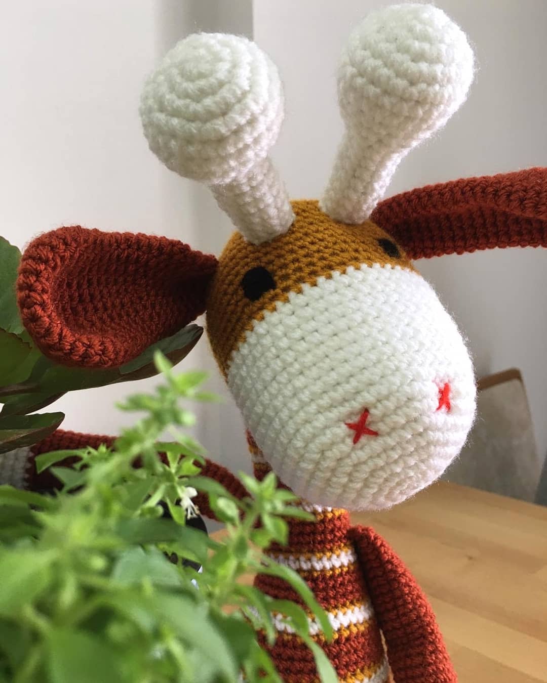 Elde örülen amigurumi zürafa